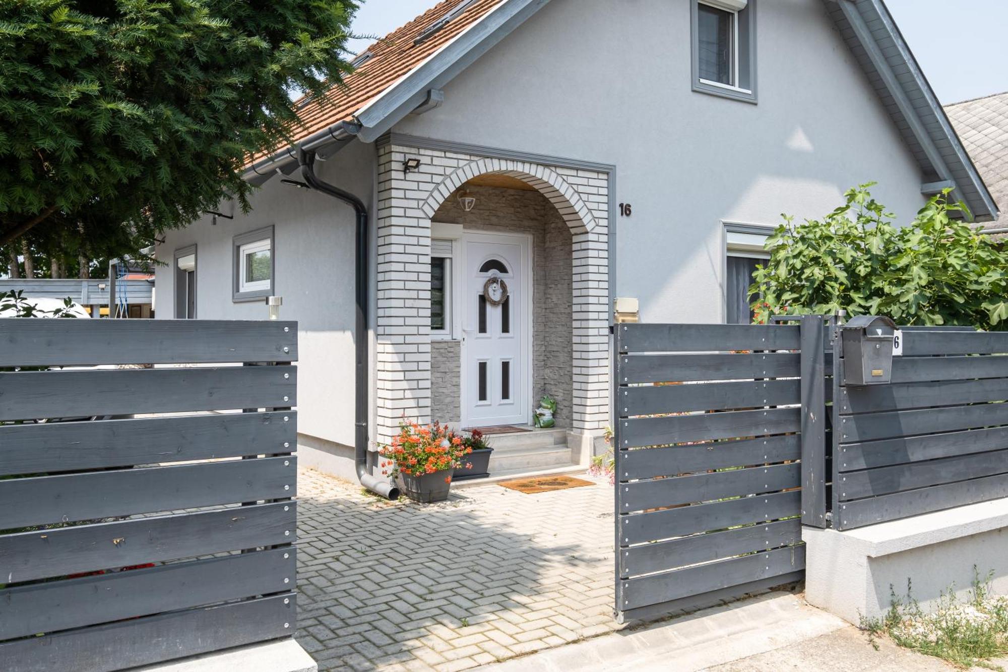 Szuerke Vendeghaz Balatonkenesen Apartment Exterior photo